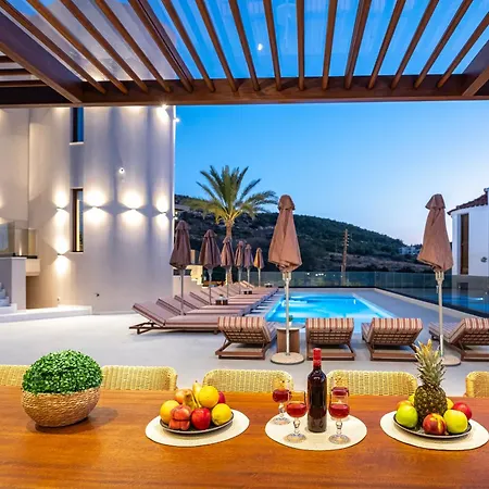 Вілла Luxenia, Walk To Town & Skyline Views By Etouri