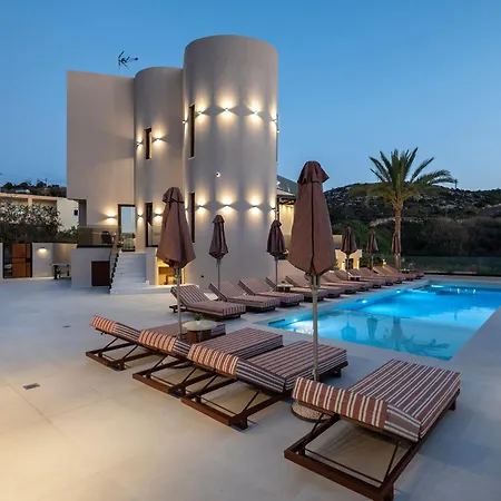 Luxenia, Walk To Town & Skyline Views By Etouri Вілла