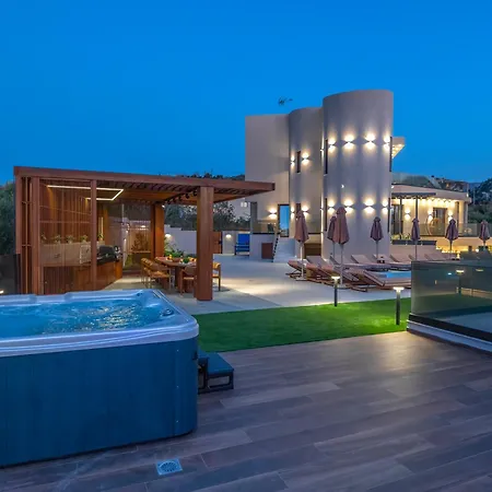 Luxenia, Walk To Town & Skyline Views By Etouri Вілла