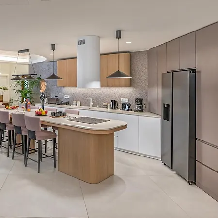 Вілла Luxenia, Walk To Town & Skyline Views By Etouri