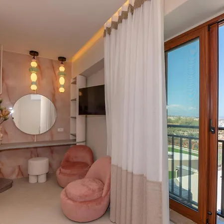 Luxenia, Walk To Town & Skyline Views By Etouri Вілла