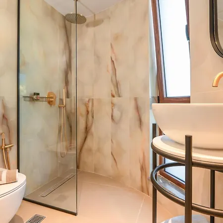 Luxenia, Walk To Town & Skyline Views By Etouri