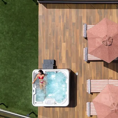 Luxenia, Walk To Town & Skyline Views By Etouri