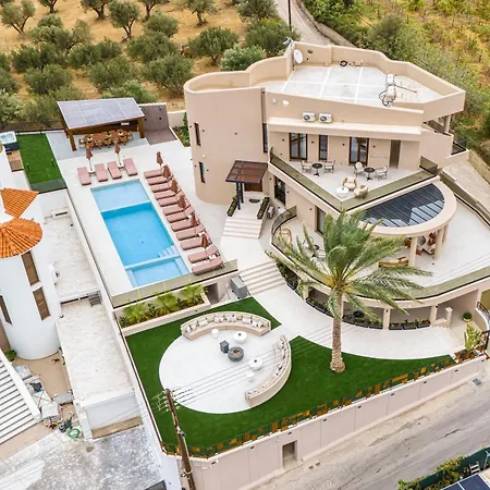 Luxenia, Walk To Town & Skyline Views By Etouri