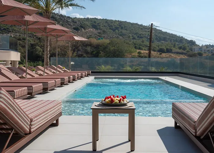 Luxenia, Walk To Town & Skyline Views By Etouri *