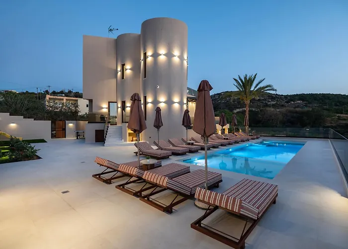 Luxenia, Walk To Town & Skyline Views By Etouri Βίλα