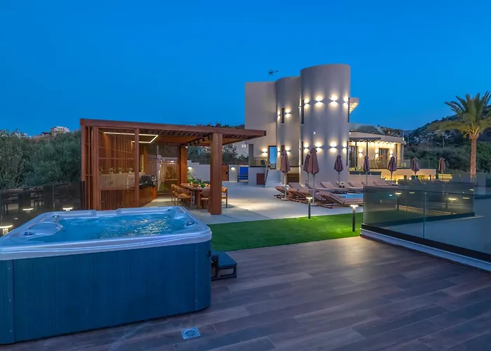 Luxenia, Walk To Town & Skyline Views By Etouri Βίλα