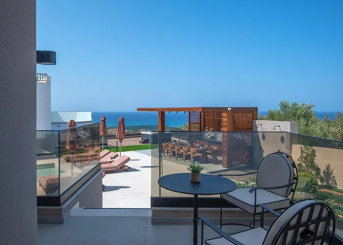 Luxenia, Walk To Town & Skyline Views By Etouri Βίλα