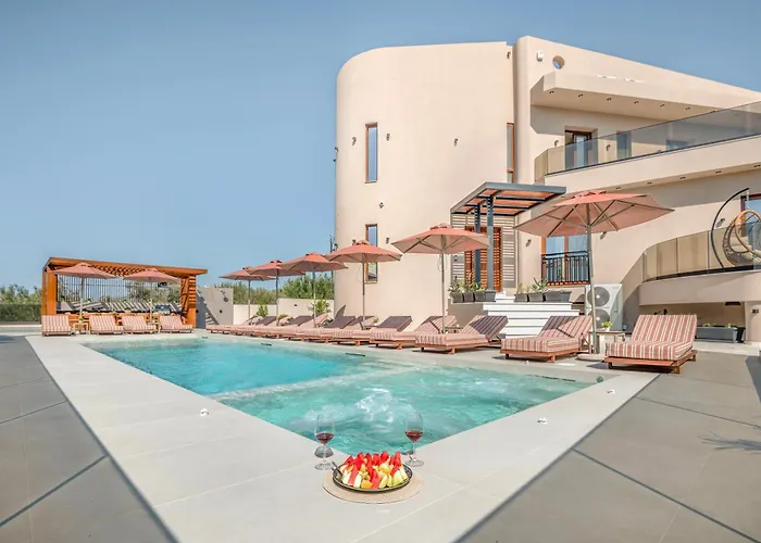 Luxenia, Walk To Town & Skyline Views By Etouri *