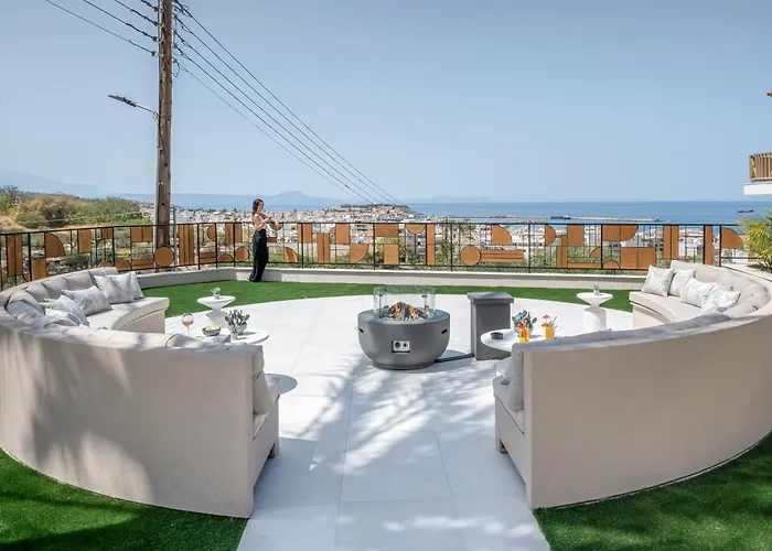 Luxenia, Walk To Town & Skyline Views By Etouri *