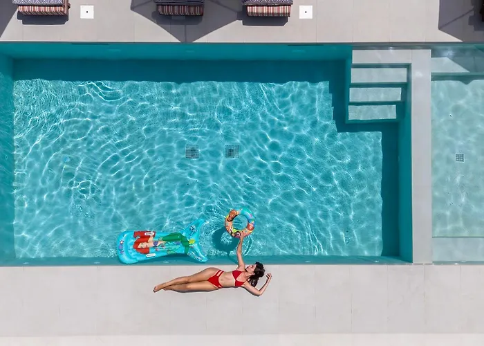 Luxenia, Walk To Town & Skyline Views By Etouri Βίλα *