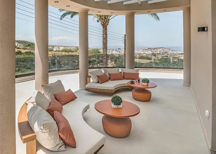 Luxenia, Walk To Town & Skyline Views By Etouri Βίλα