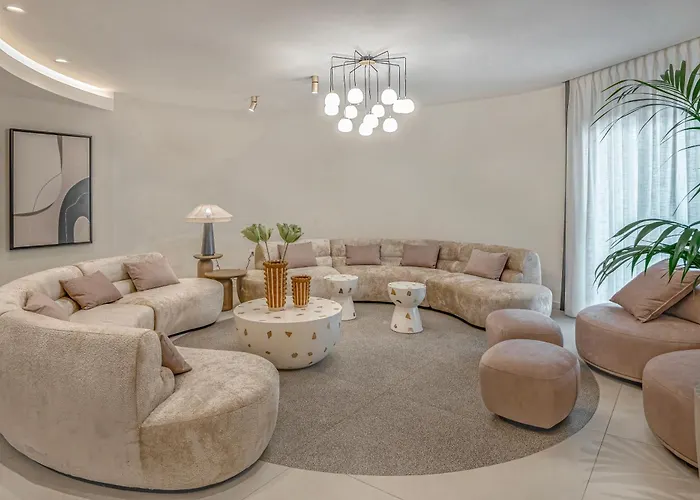 Luxenia, Walk To Town & Skyline Views By Etouri *