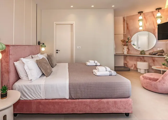 Luxenia, Walk To Town & Skyline Views By Etouri Βίλα