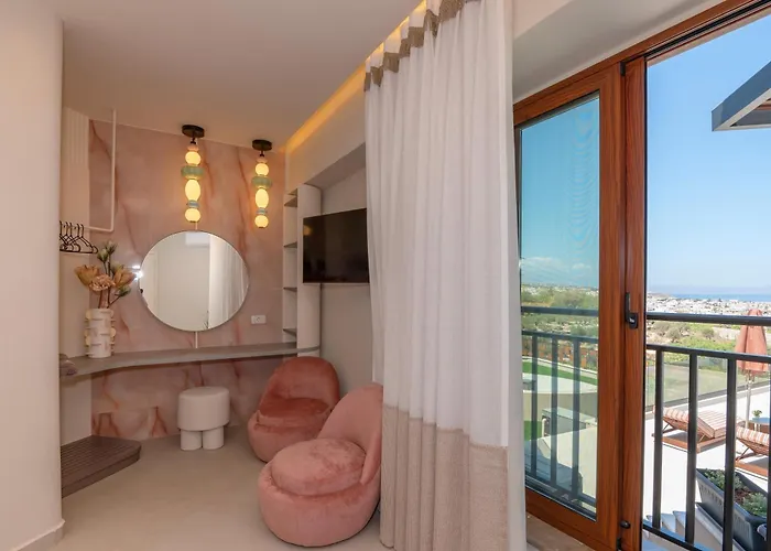 Luxenia, Walk To Town & Skyline Views By Etouri Βίλα