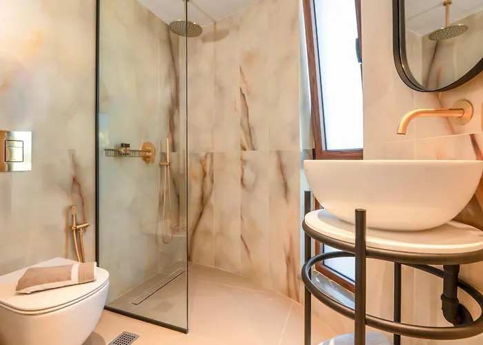 Luxenia, Walk To Town & Skyline Views By Etouri