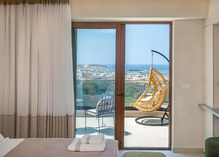 Luxenia, Walk To Town & Skyline Views By Etouri *