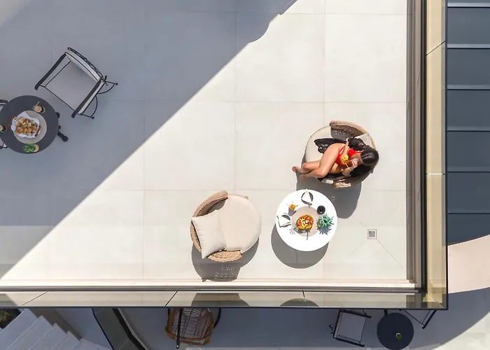 Luxenia, Walk To Town & Skyline Views By Etouri Βίλα