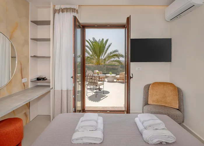 Luxenia, Walk To Town & Skyline Views By Etouri Βίλα