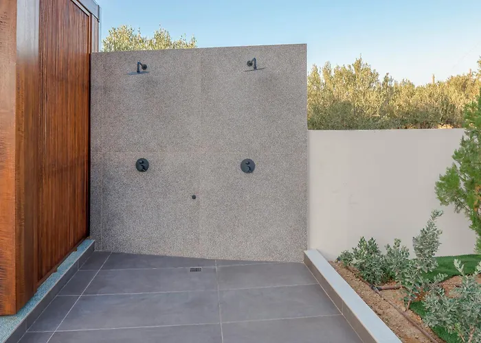 Luxenia, Walk To Town & Skyline Views By Etouri *