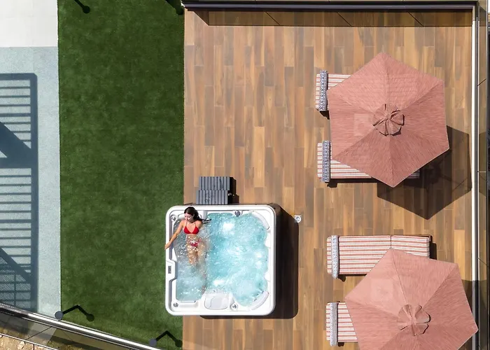 Luxenia, Walk To Town & Skyline Views By Etouri