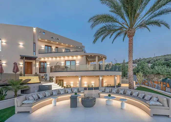 Luxenia, Walk To Town & Skyline Views By Etouri *