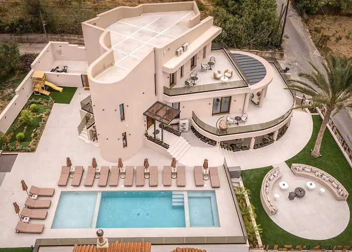 Luxenia, Walk To Town & Skyline Views By Etouri *