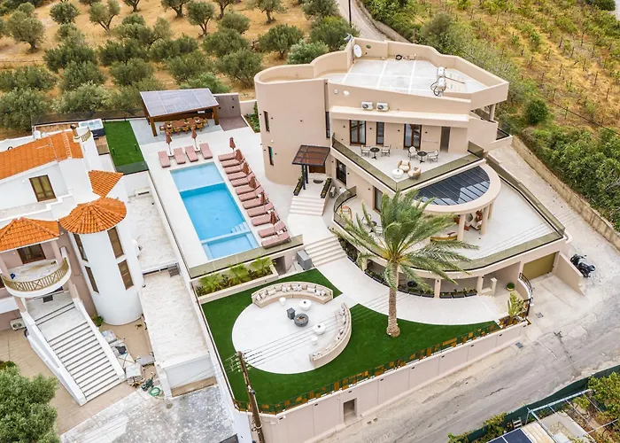 Luxenia, Walk To Town & Skyline Views By Etouri