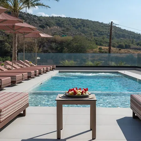 Luxenia, Walk To Town & Skyline Views By Etouri *