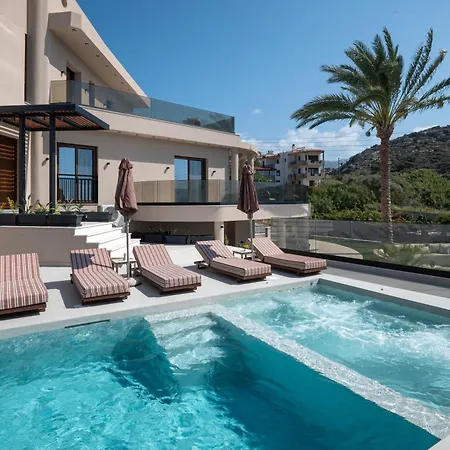 Villa Luxenia, Walk To Town & Skyline Views By Etouri *