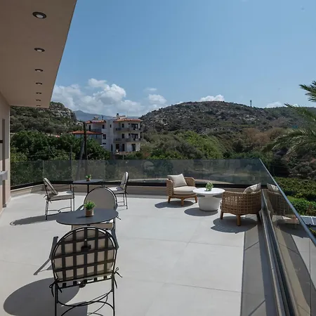 Villa Luxenia, Walk To Town & Skyline Views By Etouri *