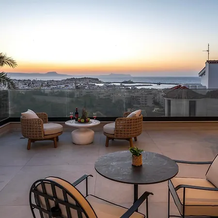 Luxenia, Walk To Town & Skyline Views By Etouri *