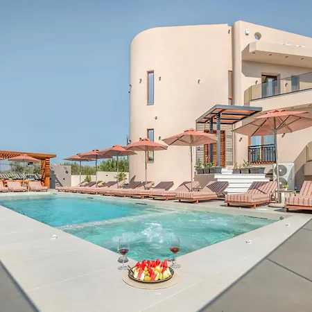 Luxenia, Walk To Town & Skyline Views By Etouri *