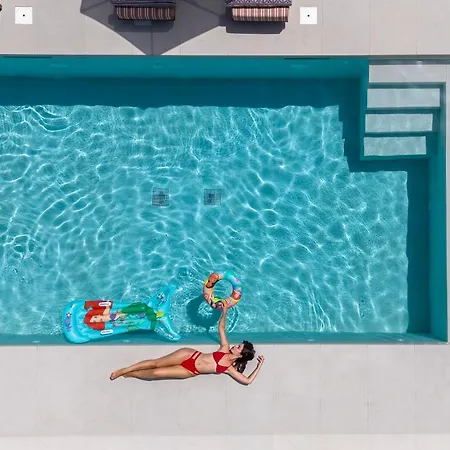 Luxenia, Walk To Town & Skyline Views By Etouri Villa *