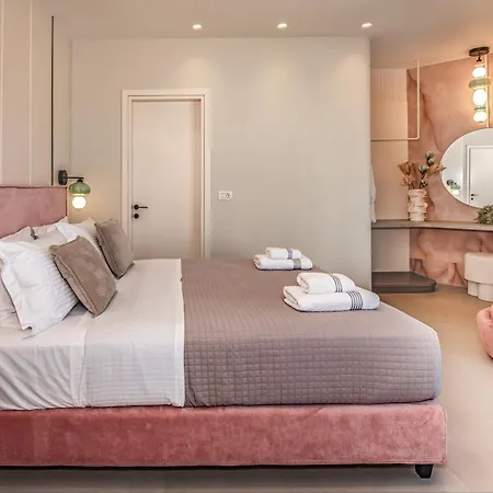 Luxenia, Walk To Town & Skyline Views By Etouri Villa