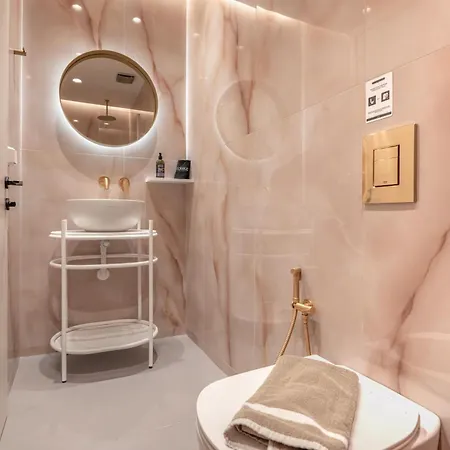 Luxenia, Walk To Town & Skyline Views By Etouri Villa *