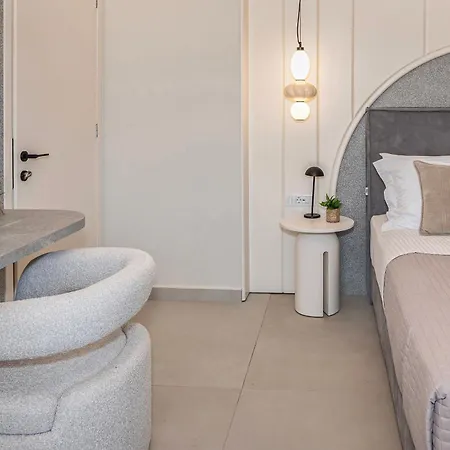 Villa Luxenia, Walk To Town & Skyline Views By Etouri