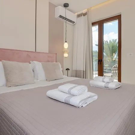 Luxenia, Walk To Town & Skyline Views By Etouri Villa *