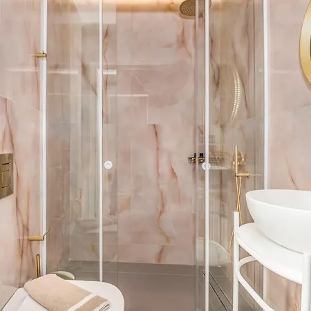 Villa Luxenia, Walk To Town & Skyline Views By Etouri