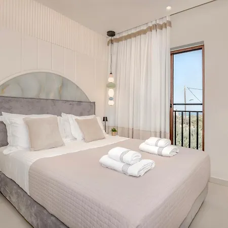 Villa Luxenia, Walk To Town & Skyline Views By Etouri *