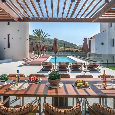 Villa Luxenia, Walk To Town & Skyline Views By Etouri Rethimnon