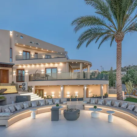 Luxenia, Walk To Town & Skyline Views By Etouri *