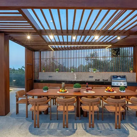 Villa Luxenia, Walk To Town & Skyline Views By Etouri