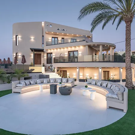 Villa Luxenia, Walk To Town & Skyline Views By Etouri *