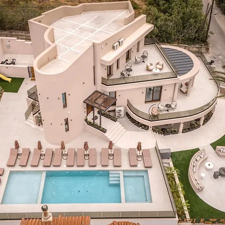 Luxenia, Walk To Town & Skyline Views By Etouri *