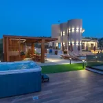Luxenia, Walk To Town & Skyline Views By Etouri Вілла