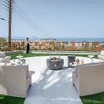 Luxenia, Walk To Town & Skyline Views By Etouri *