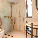 Luxenia, Walk To Town & Skyline Views By Etouri