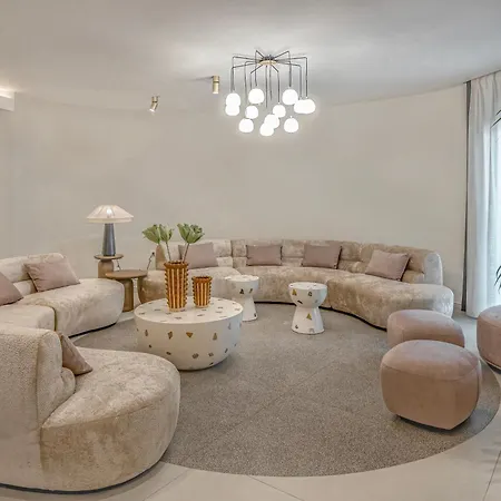 Luxenia, Walk To Town & Skyline Views By Etouri *