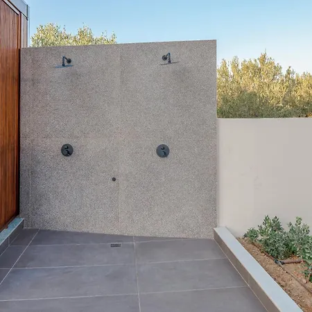 Luxenia, Walk To Town & Skyline Views By Etouri *